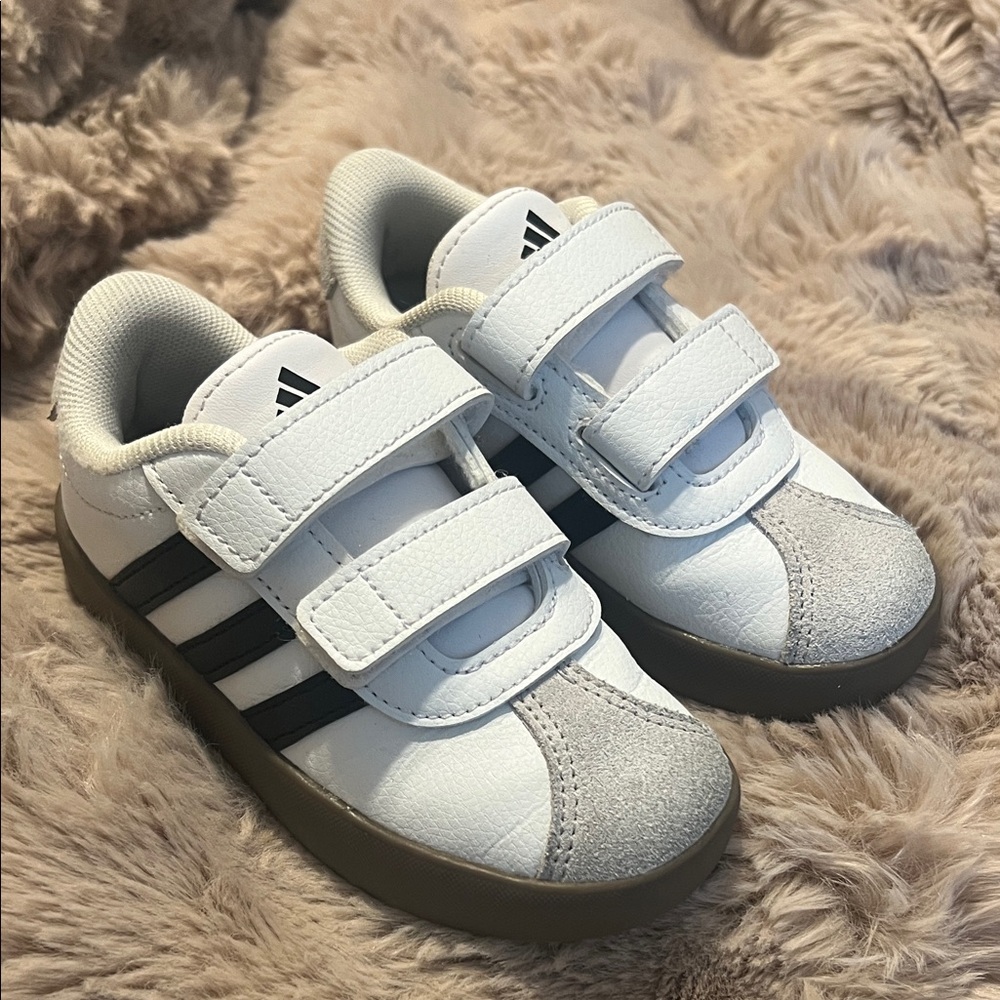 Toddler Boy size 8 Adidas Kids White and Black Sneakers